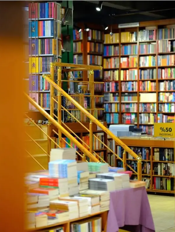 Kitap mağazası için özel üretim kitaplık ve merdiven